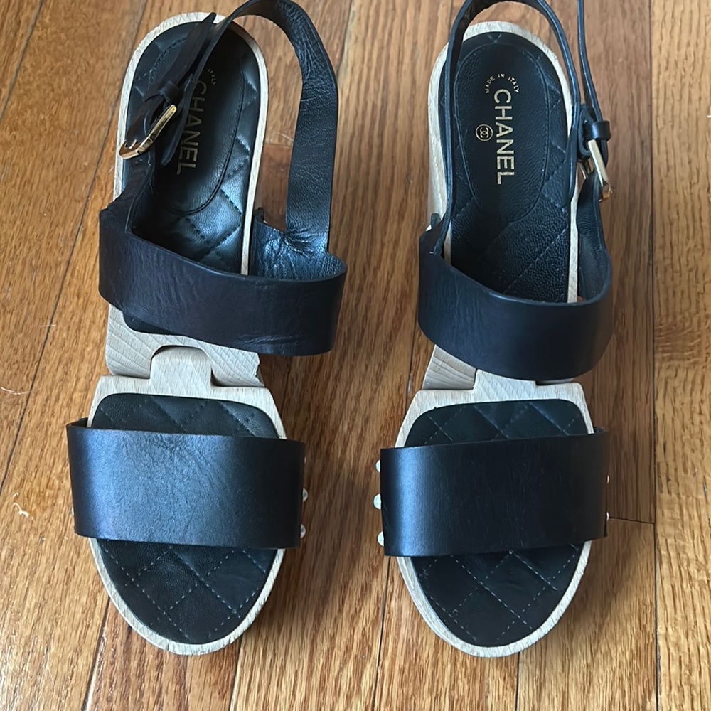 CHANEL 
Authentic Wood Calfskin CC Hinge Wedge 40 Black